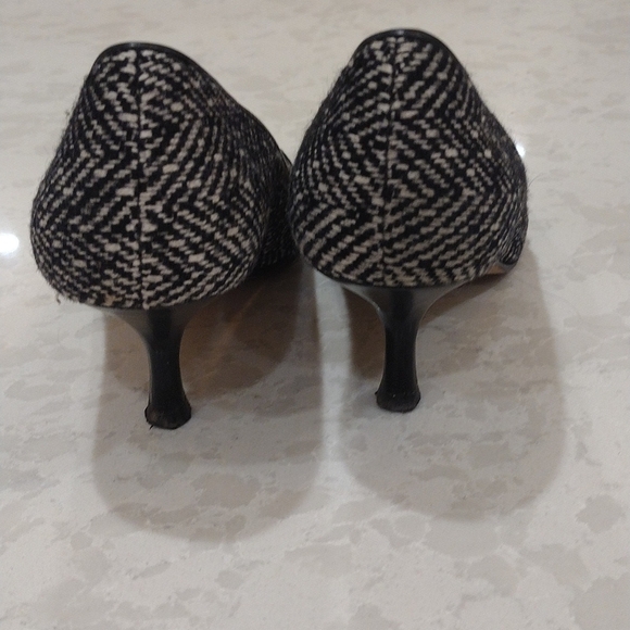Ann Taylor. Black and White Fabric Low Pump. Size 8M. Like New. - Picture 3 of 8